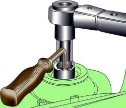 Отвинчивание центральной гайки крепления штока амортизатора