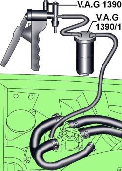 Подсоединение ручного вакуумного насоса V.A.G 1390 с контейнером, оборудованным краном для слива воды V.A.G 1390/1, к отверстию на топливном фильтре дизельного двигателя V6 TDI